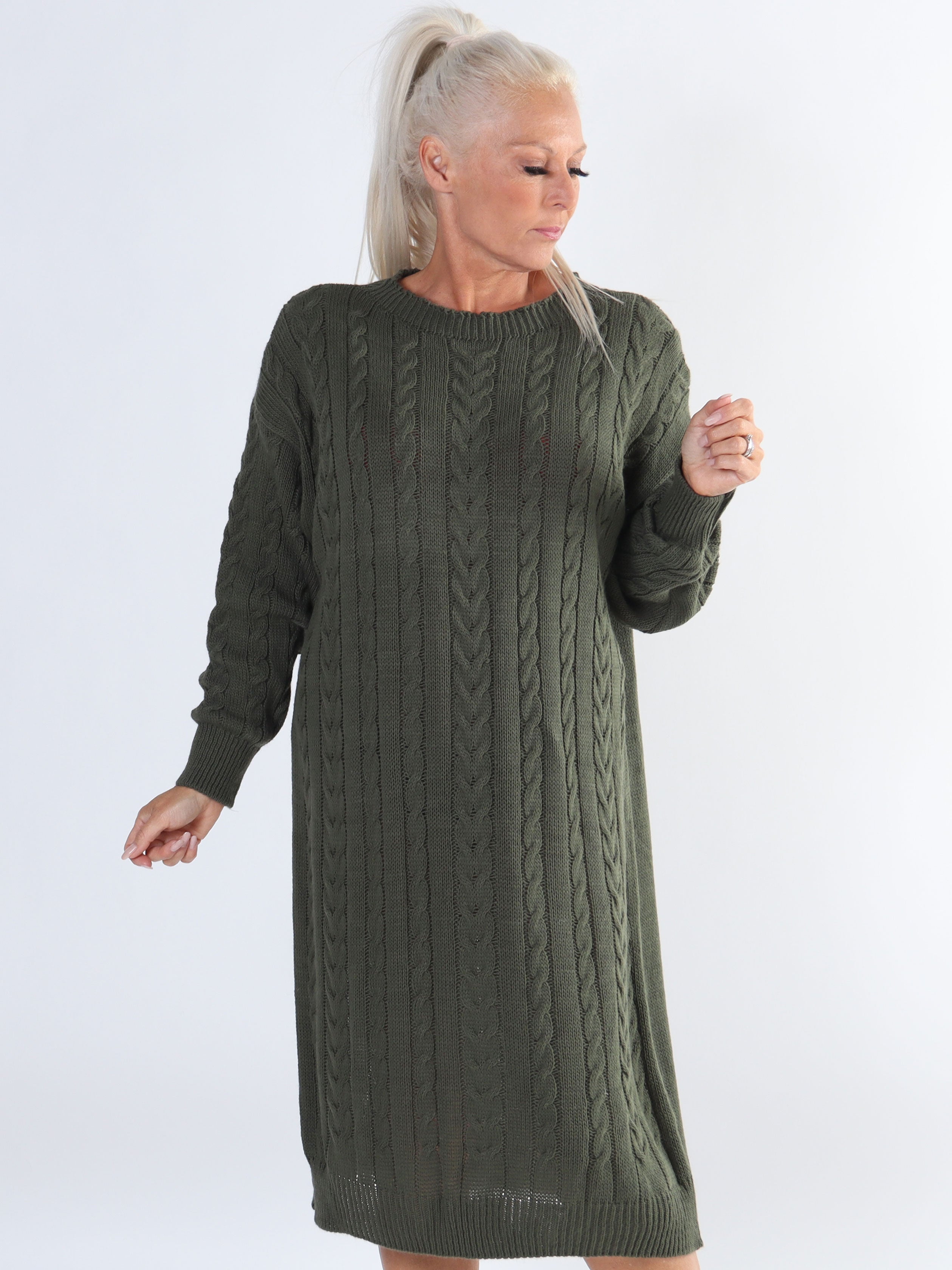 Karolina - Lång plus size klänning med kabelstickning